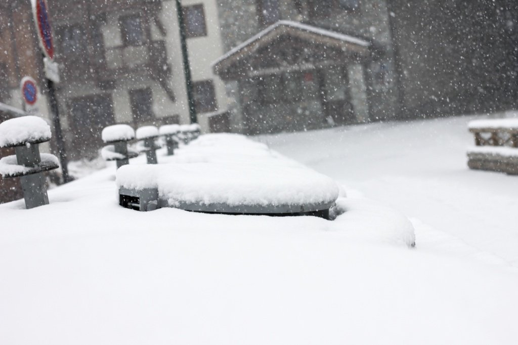 Val_Tho's tweet photo. Les flocons sont de retour ! #EnDirect #WantToSki  ��� ⛷ ❄️ 
--
The snowflakes are back! #Live #WantToSki  ❄⛷ ❄️ https://t.co/RdgE5Y5rg2