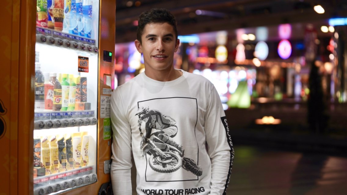 marcmarquez93's tweet photo. Feliz domingo!😁
Happy Sunday!☀️
#mm93xpullandbear 
#throwback #Tokyo https://t.co/roIyChhg9k