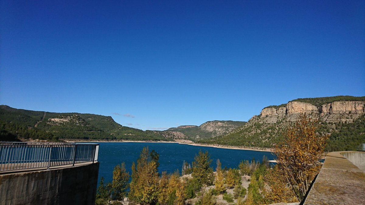 puebladearenoso's tweet photo. Mucho #viento en el #pantanodearenos no favorece a los corredores del #tdm30 #comocabras https://t.co/8cXl7tV7hJ