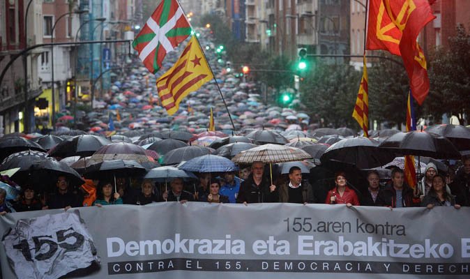 Daily_Express's tweet photo. Catalonia crisis: THOUSANDS march in Basque over imprisoned Catalan politicians
https://t.co/opO9eXuo2Q https://t.co/dhNs8rt81S
