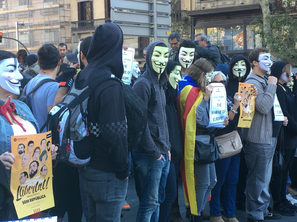 aurea_vallejo's tweet photo. #LlibertatPresosPolítics
#AnonymousOperation #FreeCatalonia #MMM2017 #MMM2017BCN
@omnium @assemblea @Anonymous_opt https://t.co/iOYwUc8CA3