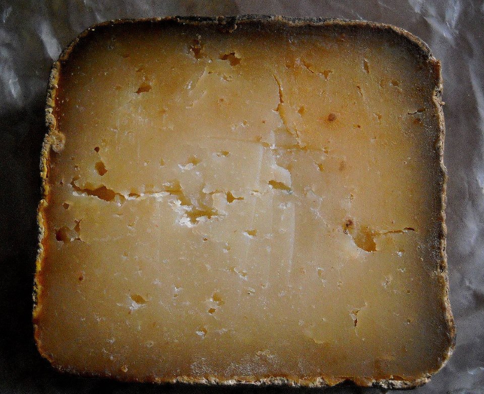 Fromaginaire's tweet photo. Le Fumaison : Auvergnat, au lait de brebis. #fromage #auvergne #fumaison https://t.co/PI9491lZkW