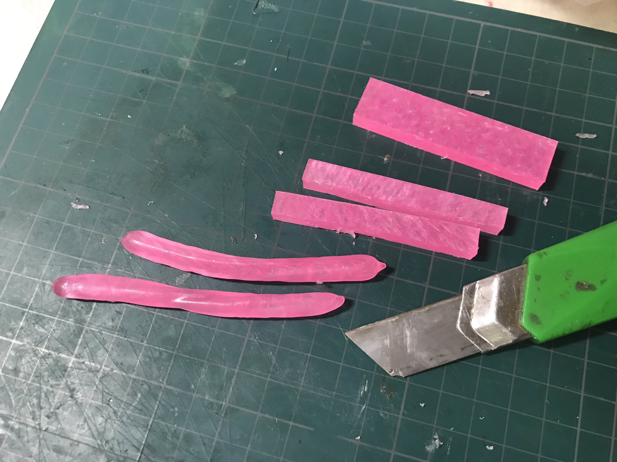 作る人 おゆまる 半分割して ドライヤーで温めて伸ばして冷まして グルーガンで塗り塗り 型取り成功 T Co 0hf6ughzkh Twitter
