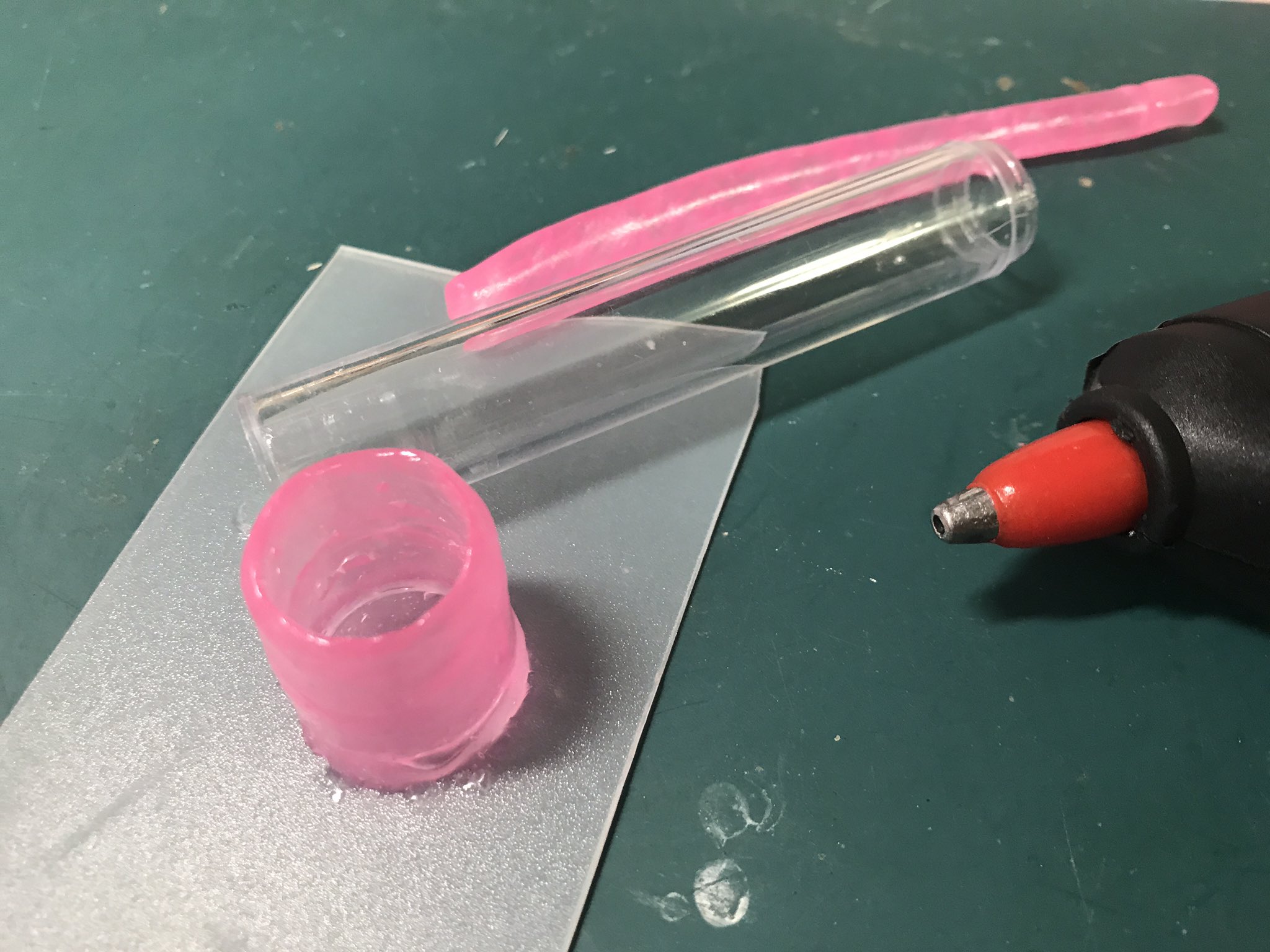 作る人 おゆまる 半分割して ドライヤーで温めて伸ばして冷まして グルーガンで塗り塗り 型取り成功 T Co 0hf6ughzkh Twitter