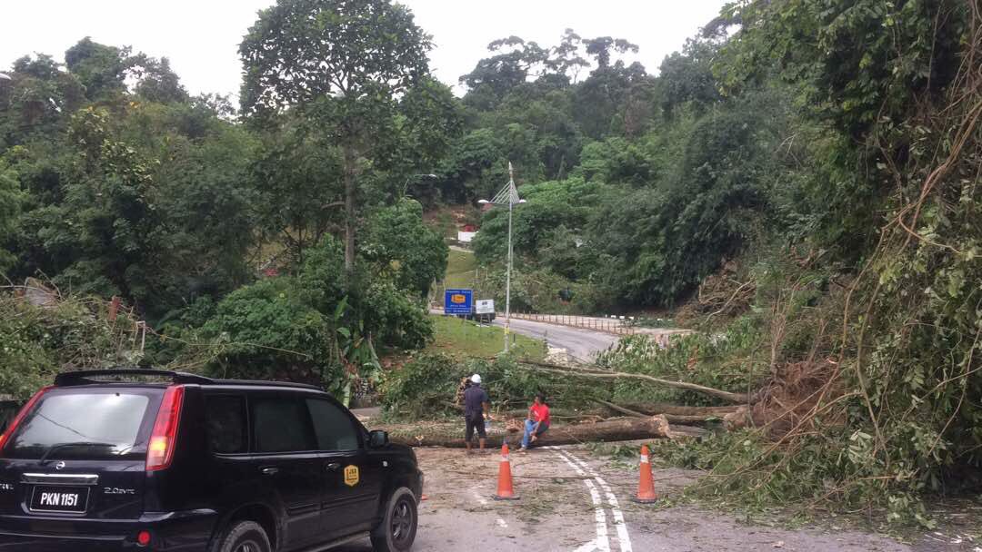 THBM_HQ's tweet photo. 051117 - ini di P14/FT 220 sek 15.2 J. Pekan #AirHitam - #BalikPulau - di tutup Relau/Green Garden untuk pembersihan #THBMPenang #THBMHQ https://t.co/2m3PdBnhil