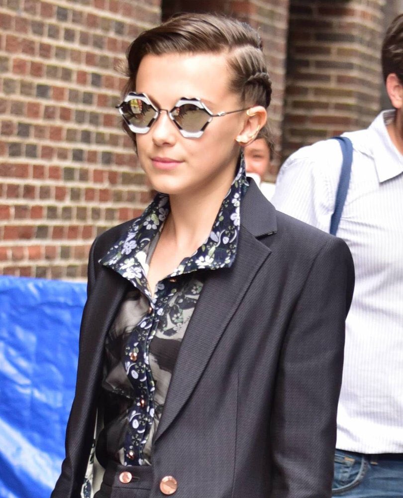 jediaang's tweet photo. @milliebbrown has some serious fashion street style 👌🏻👏🏻🙌🏻 is there anything she can't do?? 💕 https://t.co/7doEXqEsHq