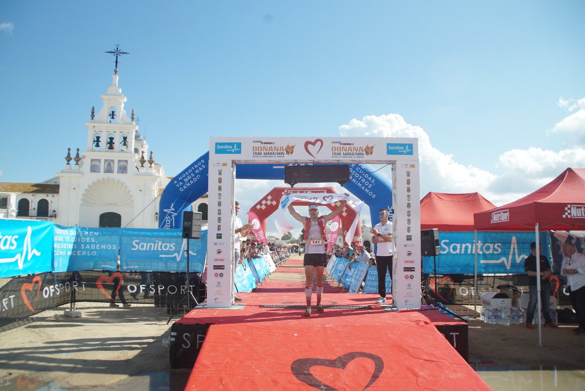 IMDSevilla's tweet photo. Raúl Delgado (por 4 año consecutivo) y Begoña Navas, ganadores del Sanitas Doñana TrailMarathon. Importante 20% de participación femenina https://t.co/anwGtQX7NO