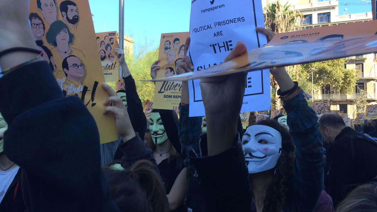Carla_weeds's tweet photo. #AnonymousOperation #MillionMaskMarch #MillionMarchBcn #noolvidamos #noperdonamos https://t.co/gicbdPrdQ2