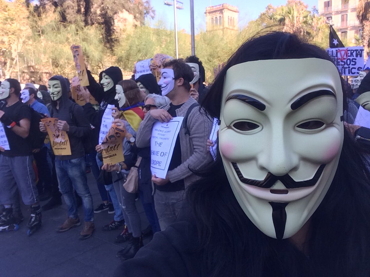 Carla_weeds's tweet photo. #AnonymousOperation #MillionMaskMarch #MillionMarchBcn #noolvidamos #noperdonamos https://t.co/o8Y7GnWOeY