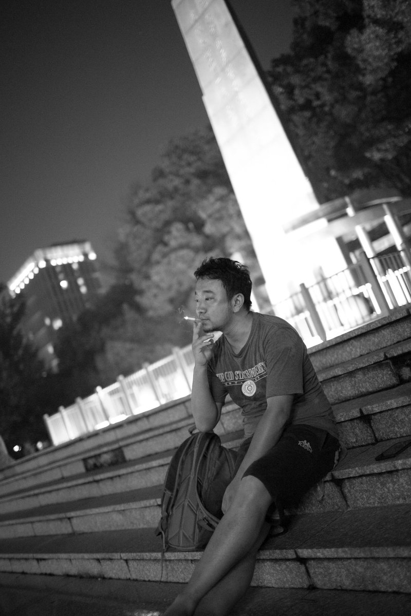 Decadegraphy's tweet photo. 有才的 #DG故事 （2/2）。

「除了交换信息我们一无是处」，以及「 It's not about you」是我这两年一直告诫自己的话，虽然时间和空间的限制无处不在，但不代表我们应该安于平庸。希望多年后还能从这些黑白照片中看到自己过去的色彩。

摄影师 @xunxuntj https://t.co/a0kridvz8W
