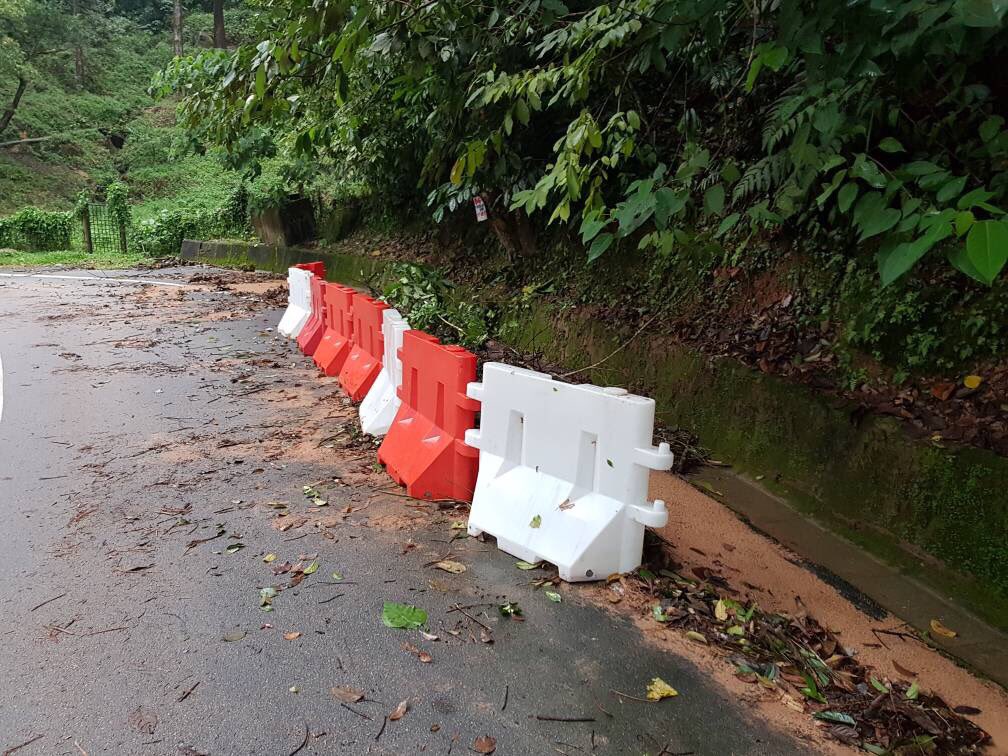 THBM_HQ's tweet photo. 051117 - pasca hujan lebat #Penang - TMP dipasang/perbetul semula pelbagai lokasi FT 006 J. #BalikPulau - #TelukBahang #THBMPenang #THBMHQ https://t.co/dnc3LefgwV