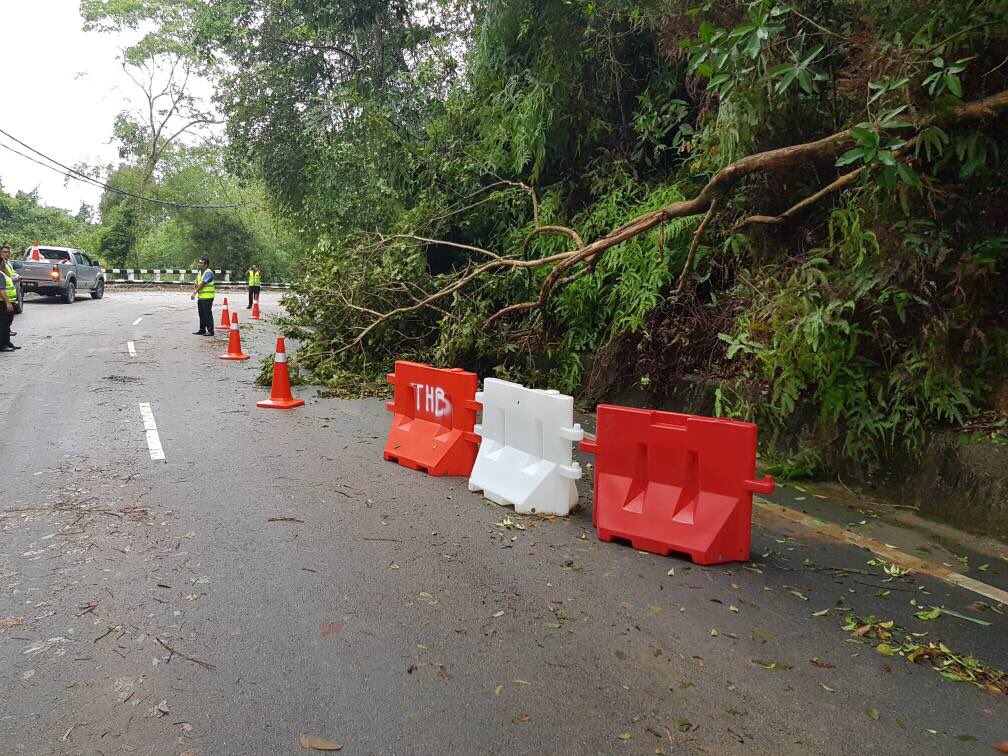 THBM_HQ's tweet photo. 051117 - pasca hujan lebat #Penang - TMP dipasang/perbetul semula pelbagai lokasi FT 006 J. #BalikPulau - #TelukBahang #THBMPenang #THBMHQ https://t.co/dnc3LefgwV