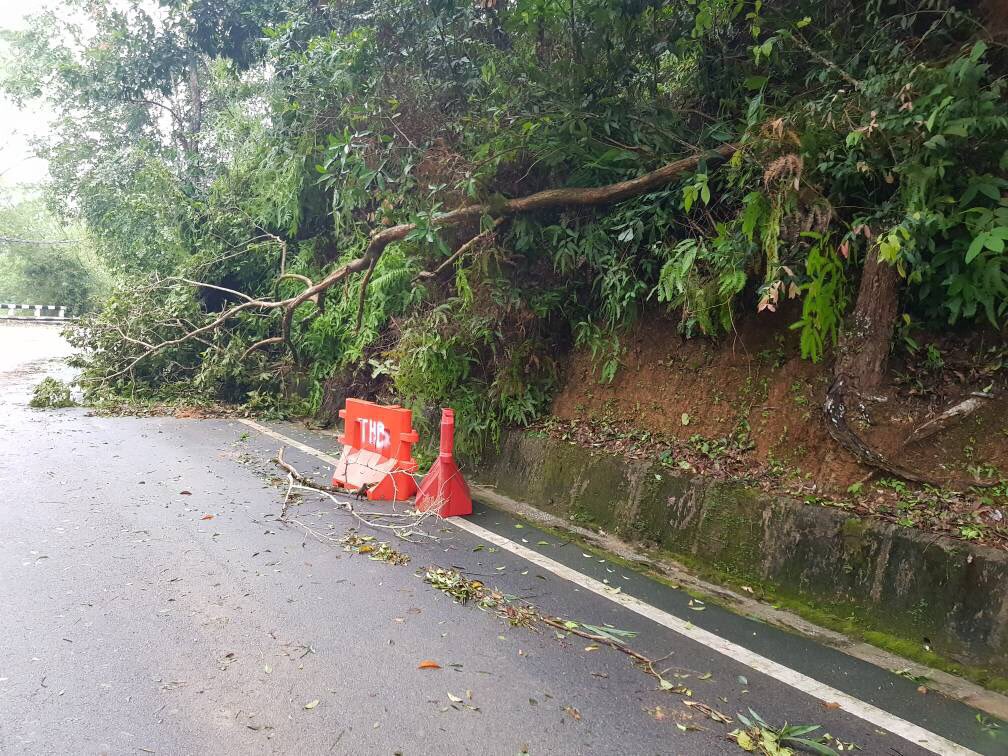 THBM_HQ's tweet photo. 051117 - pasca hujan lebat #Penang - TMP dipasang/perbetul semula pelbagai lokasi FT 006 J. #BalikPulau - #TelukBahang #THBMPenang #THBMHQ https://t.co/dnc3LefgwV