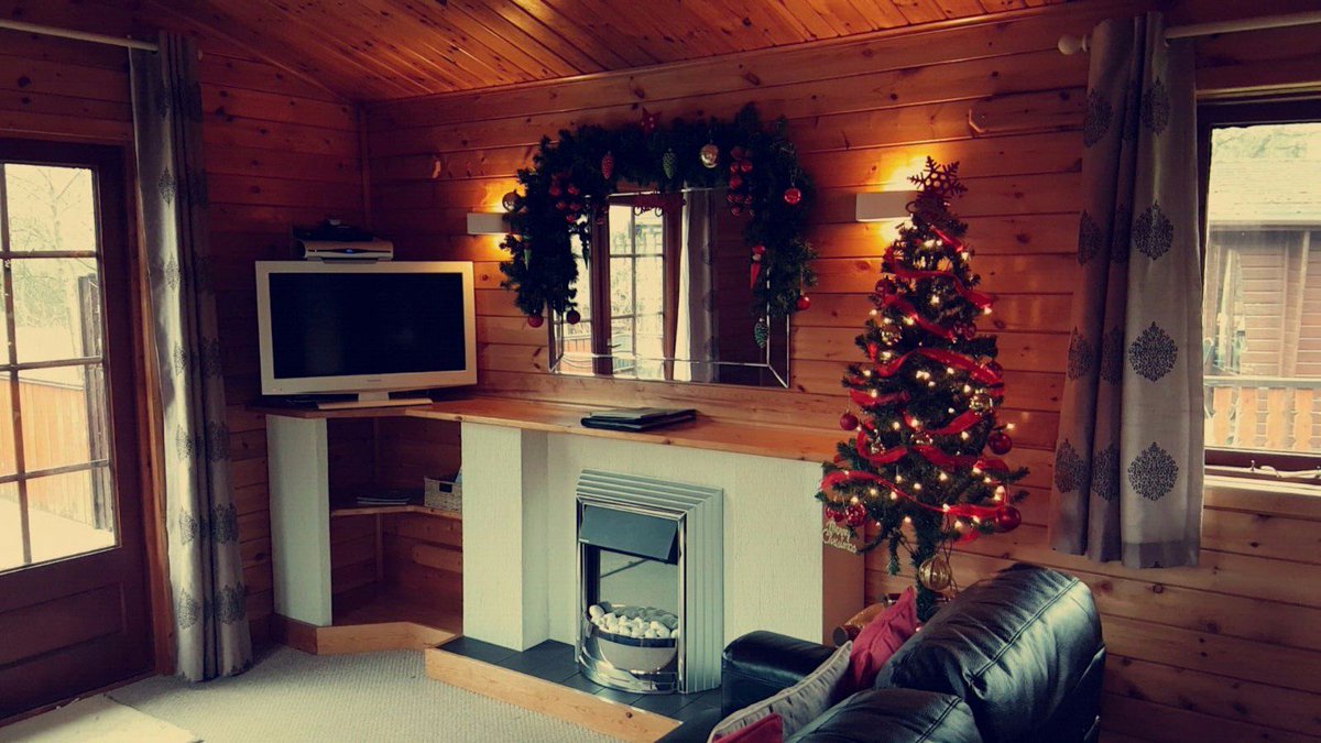 PoolsAshlea's tweet photo. #cancellation #christmas #lodge #hottub #relaxation #celebrateinstyle #shropshire #countrylife #lakeview #champayne #christmastree #tinsel https://t.co/NKlp92nhXn