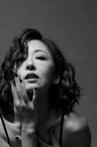 마츠유키 야스코. 90년대 중반 쿨뷰티 개성파는 단연 그녀였다. 한국엔 드라마 <마더>로 알려져있다. 엄마역은 사실 그녀에게 큰 변신이었다.Translate post