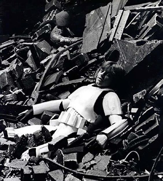 sithlukehamill's tweet photo. @HamillHimself chilling - mood 24/7 😂❤ https://t.co/YzOvpVX3gg
