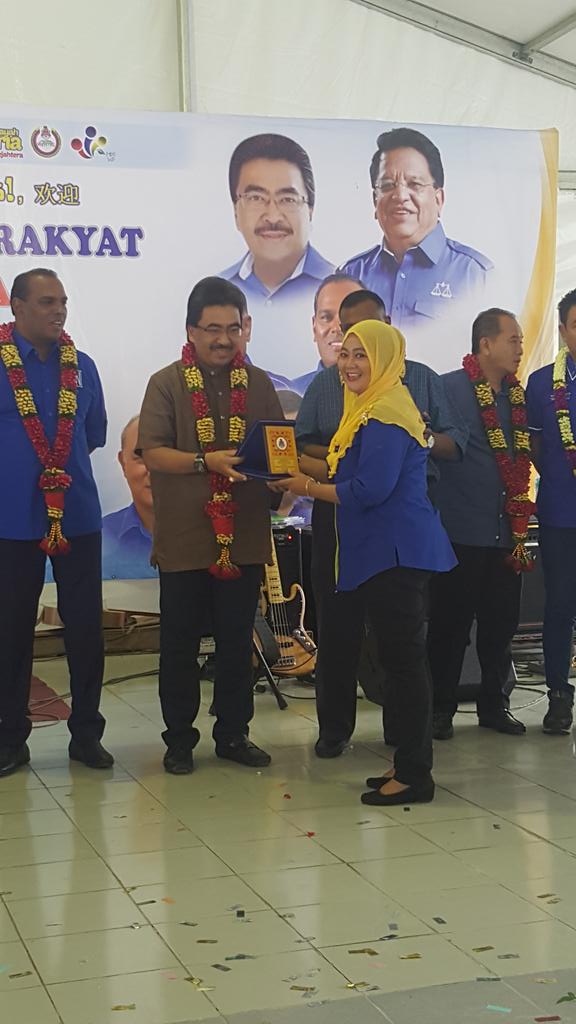 jpnwpkl's tweet photo. 05.11.2017 : Program JPN Walkabout Perkhidmatan Terbaik Untuk Rakyat Negaraku di PPR Cochrane Perkasa, Cheras. @jpnm_official #jpnwalkabout #1jpnm #programturunpadang #1malaysianegaraku #berkhidmatuntuknegara #keluargaJPNWPKL #mobileehsan https://t.co/1zzZjjCW1Q