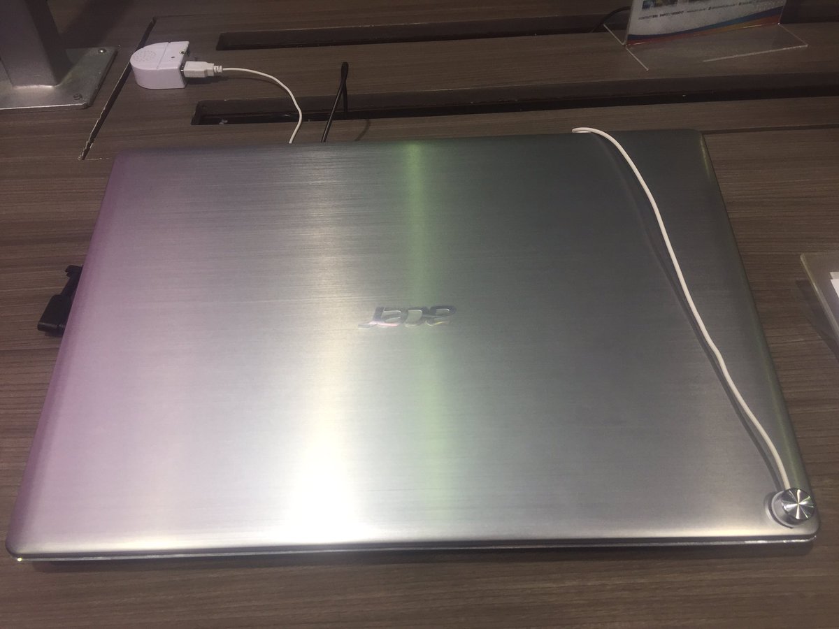 acerID's tweet photo. Mau tau kerennya laptop dengan prosesor Intel Generasi ke-8 pertama di Indonesia? Buruan ke booth Acer! #Indocomtech2017 https://t.co/DHoMU6Uoo7