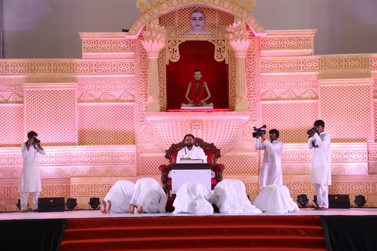 SRMDharampur's tweet photo. 5 devotees embrace Atmarpit Diksha from #PujyaGurudevshri on the final day of the Yugpurush Saardh Shatabdi Mahotsav https://t.co/qS0U7TWgmr