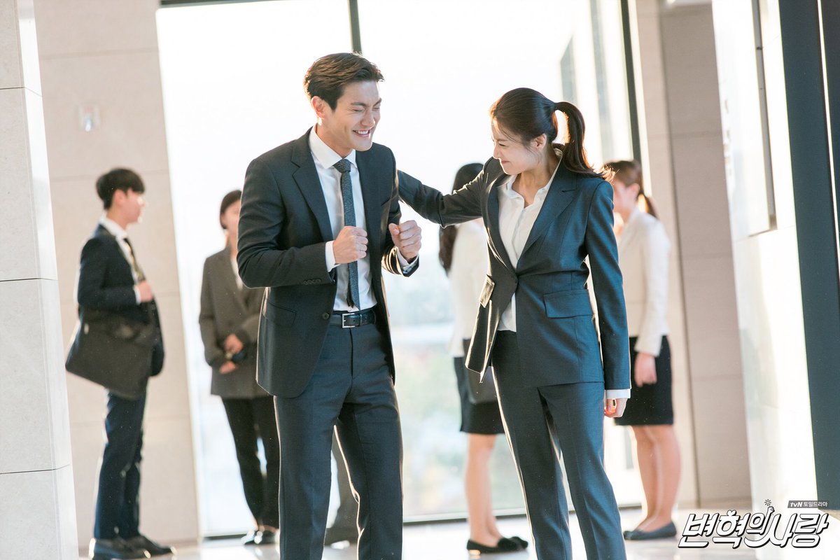 13elieveSG's tweet photo. [HD PIC] 171105 tvN Naver Update - Siwon looks neat and stunning in a suit, as always! [3P] https://t.co/JJb25JGCud