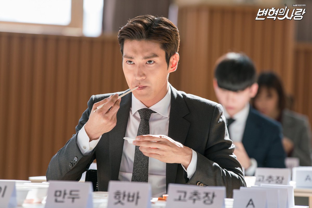 13elieveSG's tweet photo. [HD PIC] 171105 tvN Naver Update - Siwon looks neat and stunning in a suit, as always! [3P] https://t.co/JJb25JGCud