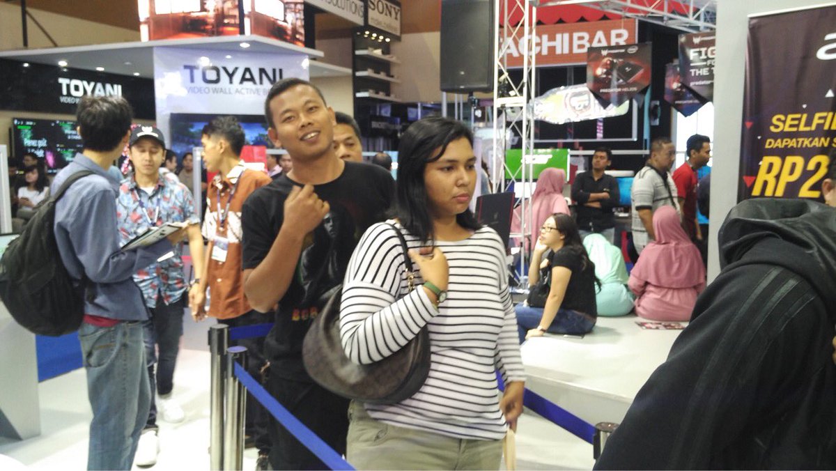acerID's tweet photo. Happy Hours berakhir spAcer! Antrian sudah ditutup! #Indocomtech2017 #1001ShockingDeals https://t.co/H04nfUTcmb
