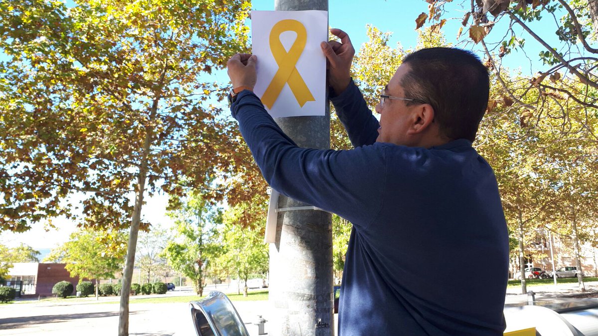junqueras's tweet photo. No et limites a contemplar aqtes hores q ara vénen. Baixa i participa. No podran res davant un poble unit, alegre i combatiu. #Empaperem https://t.co/vpa9FMVGiK