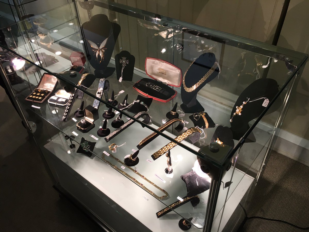 Viewing underway for <a href="/AAAauctions/">AAA</a> viewing for #asianart and #jewellery <a href="/RoseberysLtd/">Roseberys London</a> <a href="/bill4rest/">Bill Forrest</a>