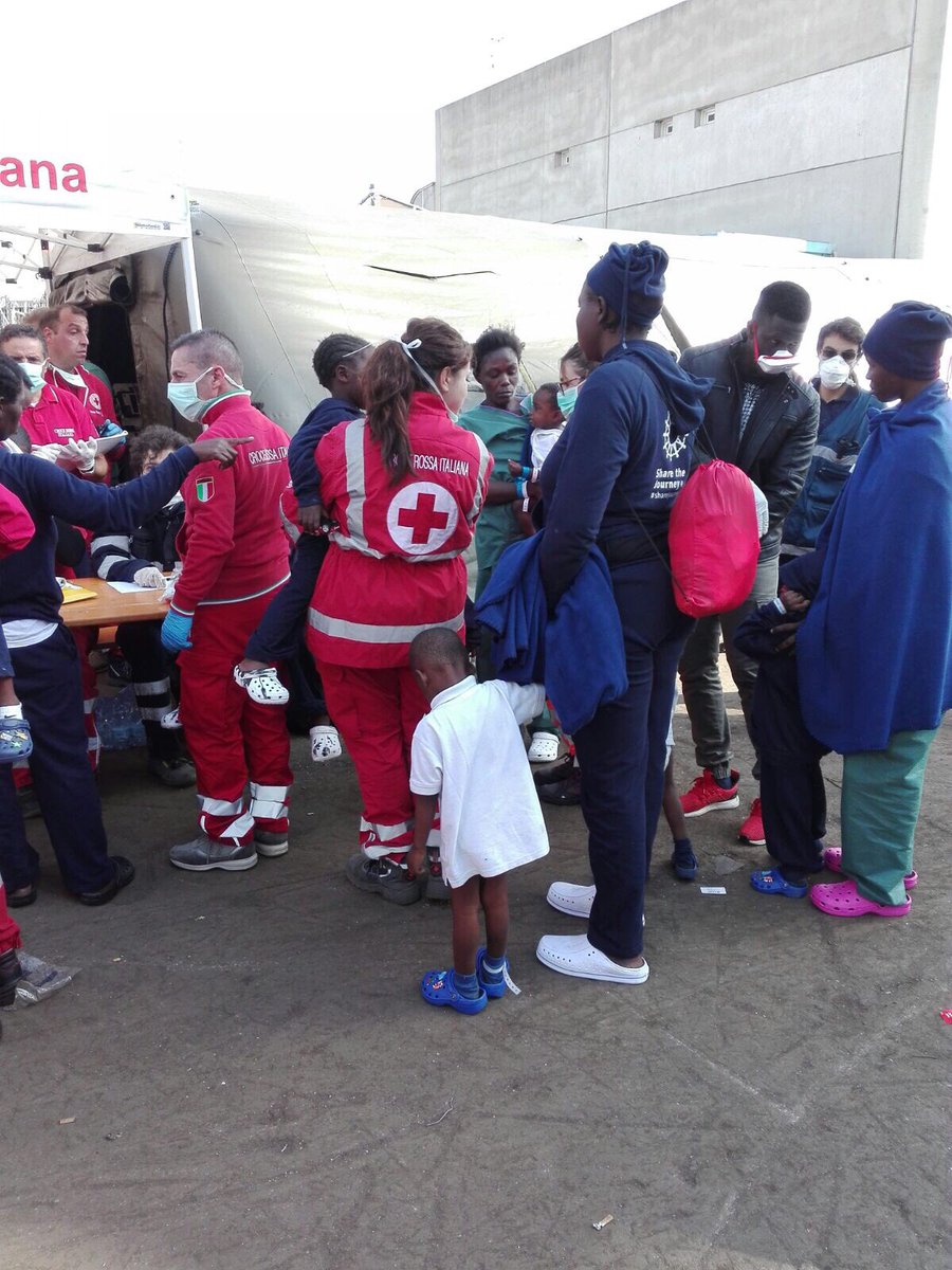 Siamo sul molo a #Salerno per assistere chi è riuscito a sopravvivere. Addolorati per le 26 donne che non ce l’hanno fatta. #ProtectHumanity