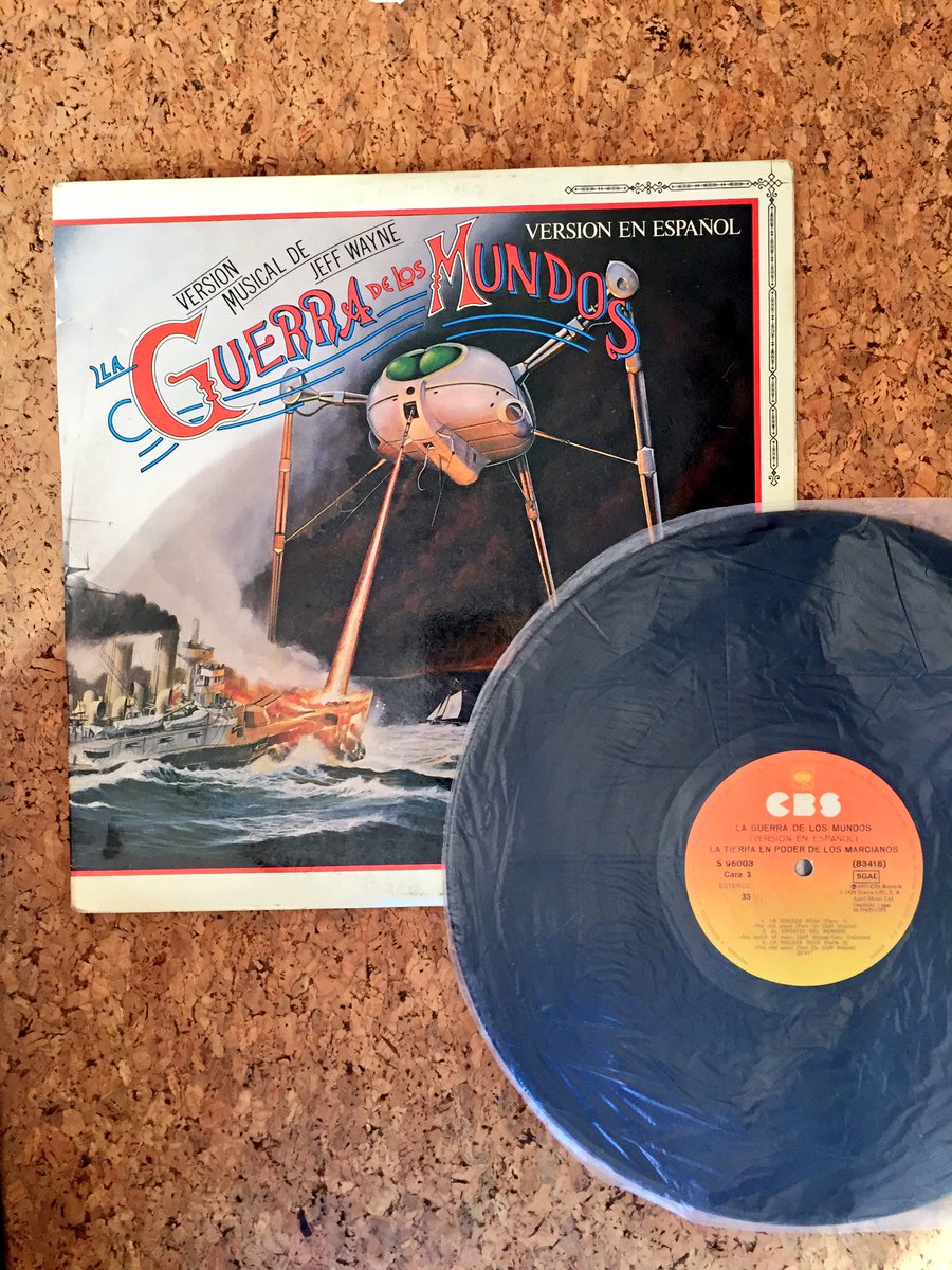 mar__shmallow's tweet photo. Cuando me compre el tocadiscos mi padre me regalo un vinilo suyo de la Guerra de los Mundos y omg me da la vida https://t.co/DNOymmLw7n