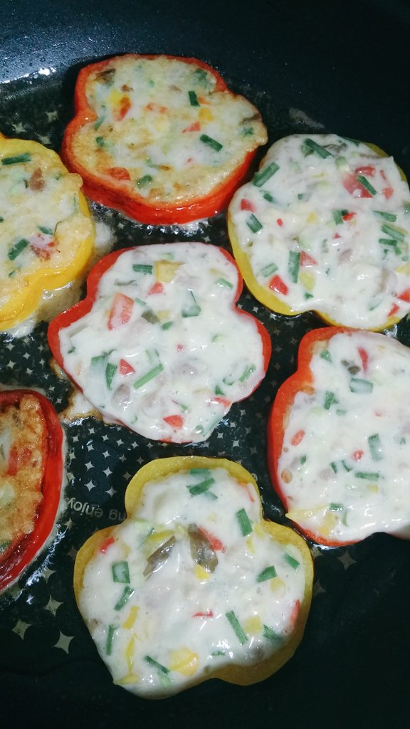 피망전.

먹고 싶은 것 다져서
생긴대로 속을 채워 지글지글
먹기 좋게 노릇노릇
피망전을 희망전이라 부른다.
아~ 아니다!
희망은 이룰 수 없는 것
그럼 난
소망전이라 부를래.