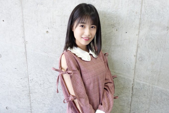 生写真(AKB48・SKE48)/アイドル/AKB48　☆朝長美桜/直筆サイン入り・レア・共通カット(帯無し)・共通ポーズ・手に向日葵/AKB48 劇場トレーディング生写真セット2017.October2 「2017.10」 生写真(AKB48・SKE48)/アイドル/AKB48 朝長美桜/印刷サイン