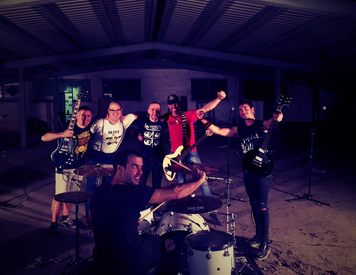TheFridaysCrew's tweet photo. Lanean jarraitzen dugu!
¡Seguimos trabajando! #thefridayscrew #harresiengainetik #xaguiheskide #bultz #streetpunk https://t.co/gNfUXWR39m