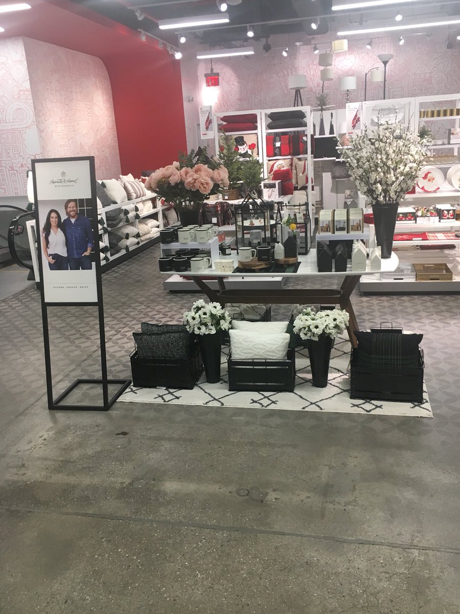 vmlGaga2840's tweet photo. All ready for our Hearth&amp;Hand in store event. Front focal completely flexed for today’s launch 💪🏾🎯 @RobDeMo20 @StevenRosini @ShannonTGTLady https://t.co/DVcxcszIfT