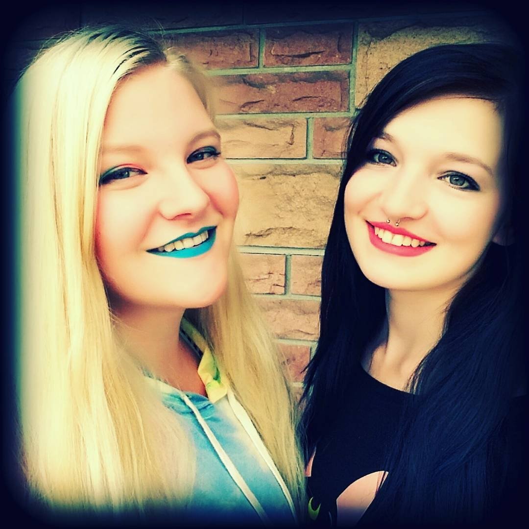 MissWhiteShark's tweet photo. Wofür ich dankbar bin? Dass ich dich schon seit 2 Jahren an meiner Seite habe. 💚💙 #mylove #SisterFromAnotherMister https://t.co/zHvrLY6GtO