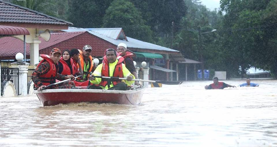 RELA_Lenggong's tweet photo. RELA &amp; @bombaJBPM membantu memindahkn magsa bnjir ke tmpt pemindahan yg disediakan #MisiBantuanRELA @relamalaysia @Rela_Perak @KDNPUTRAJAYA https://t.co/QOcFTuT1b8