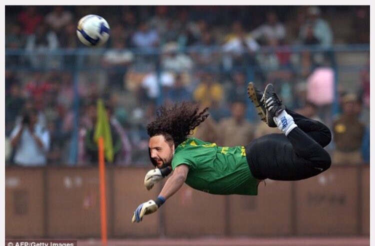 He dives to the left, he dives to the right. Greg Ramage used to shag 10 burds a night #nowhappilyengaged