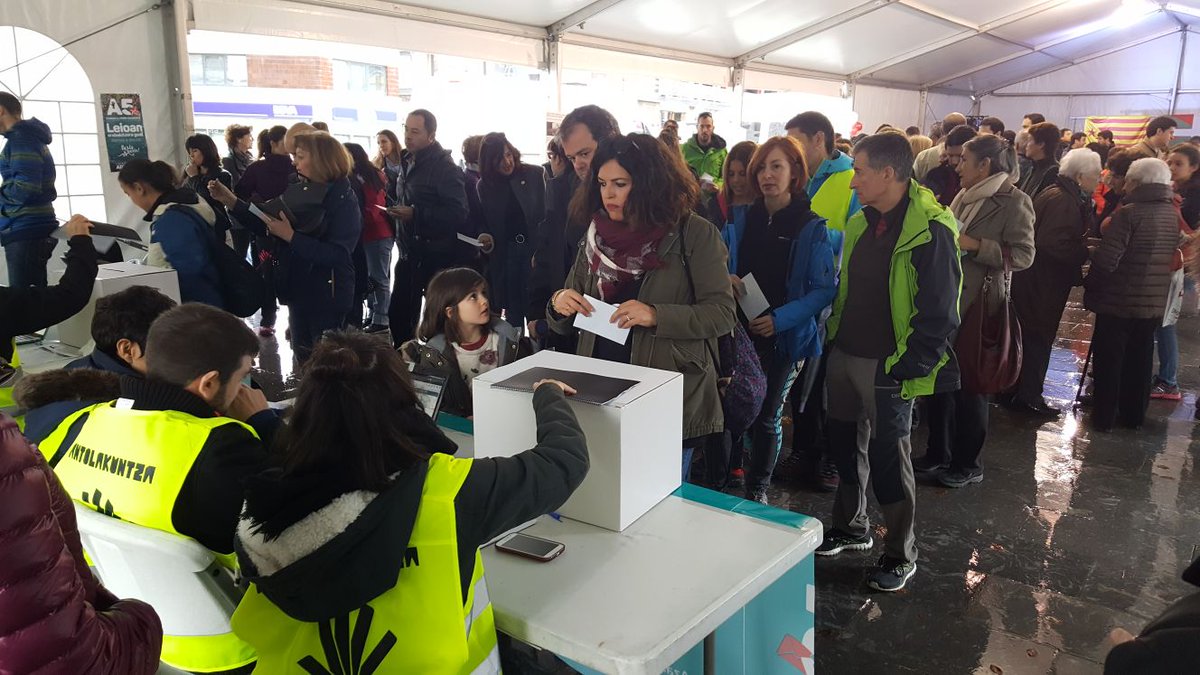 LeioaGED's tweet photo. Leioaztarrak erabakitzen!!! Aurrera Leioa!!!
¡¡Las y los Leioaztarrak decidiendo!! ¡Adelante Leioa!
#A5Galdeketak #gureakgurekin https://t.co/VZWBIcz2kU