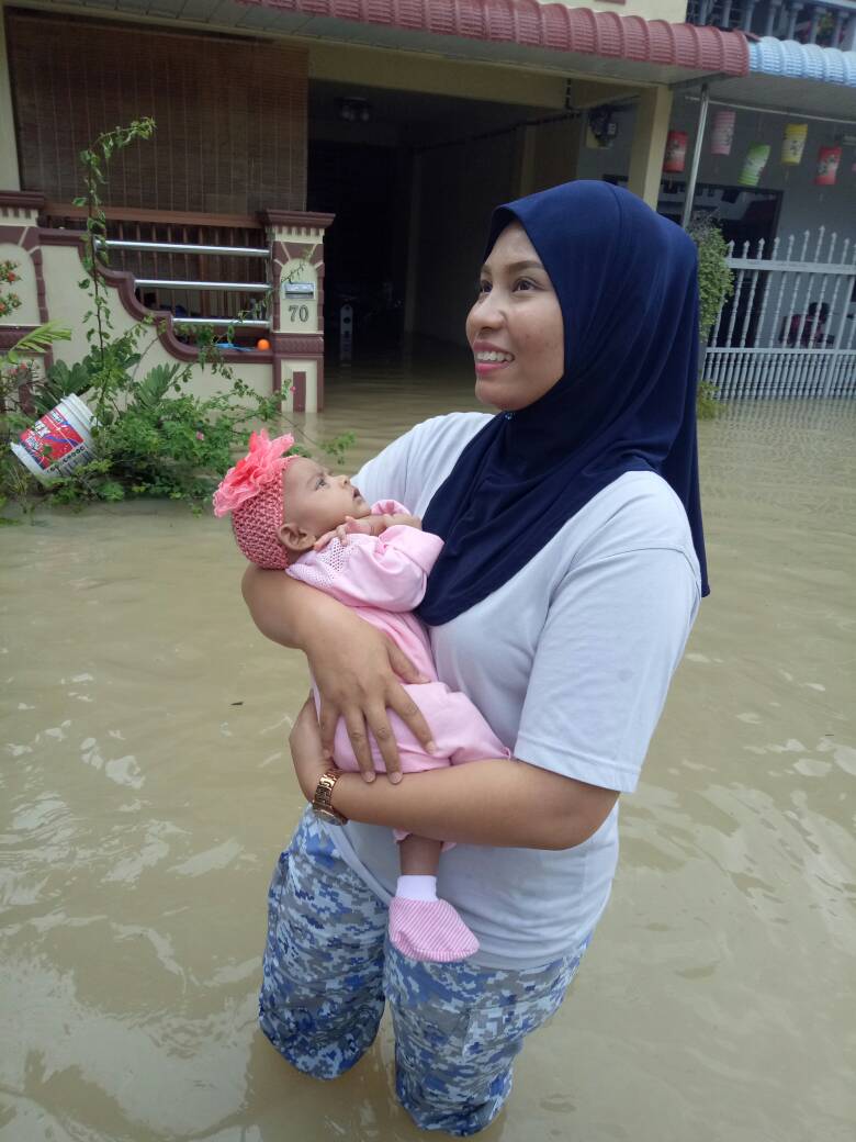 Selagi termampu, bantuan dihulurkan #NavyPeople tanpa mengira apa jua situasi 
#PrayForPenang 
#banjirpenang 
#SrikandiTLDM
#Prihatin