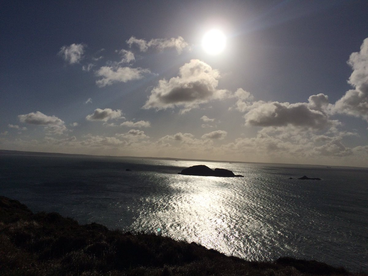 nicholesarra's tweet photo. The best way to spend Sunday walking the beautiful @PembsCoast #pembscoastpath #solva https://t.co/s8ZgBnOB5i