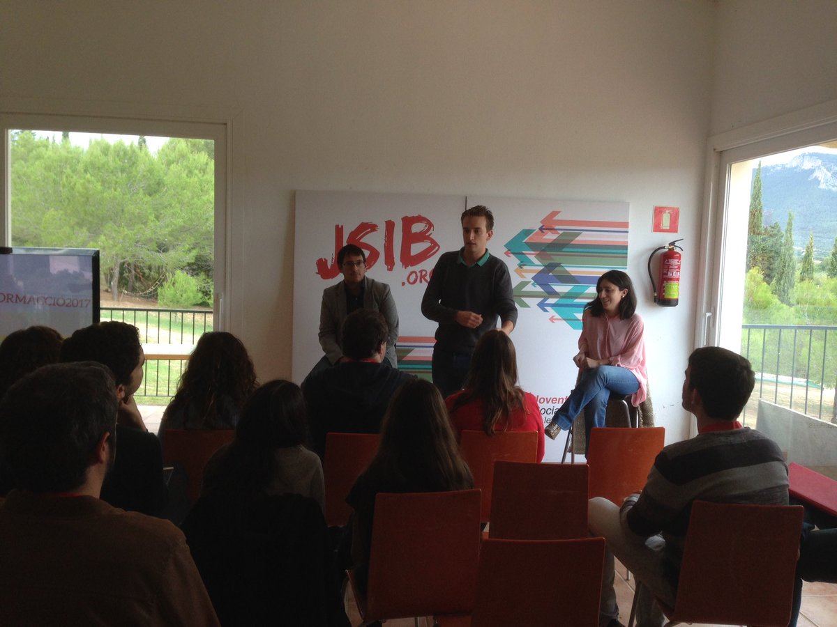 jsibalears's tweet image. Tancam el #Formacció2017 amb la cloenda amb els companys @MarcLpez, @Iagonegue del @psibpsoe i @maru_vallina de @JSE_ORG #JSIB