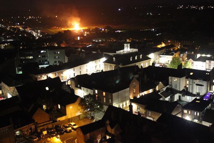 SVBsolutions's tweet photo. #WarwicksKingJamesFestival spectacular fireworks and bonfire @WarwickRaces viewed from @StMarysWarwick https://t.co/DmSEVCo4ec