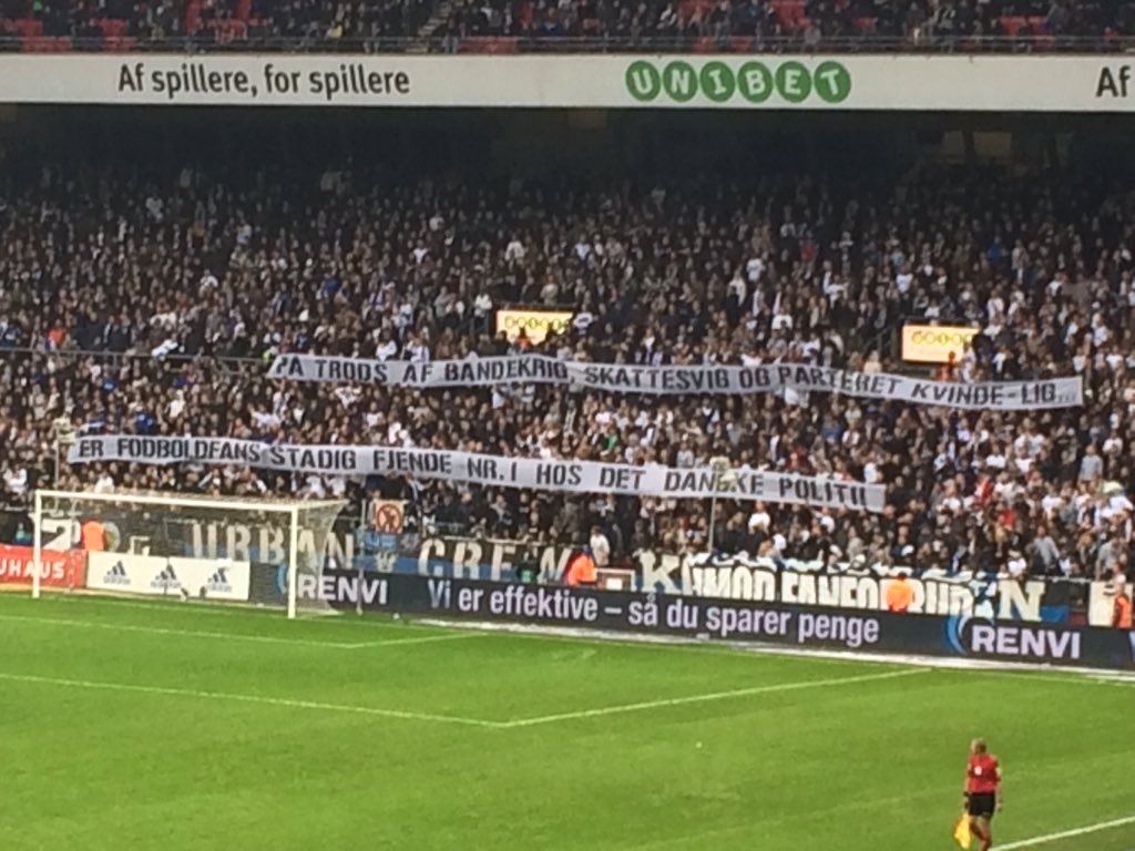 tomcarstensen's tweet photo. Endnu en flabet hilsen t etaten #kbhpoliti #FCKbif #sldk #Genpres https://t.co/5dMaT17atj