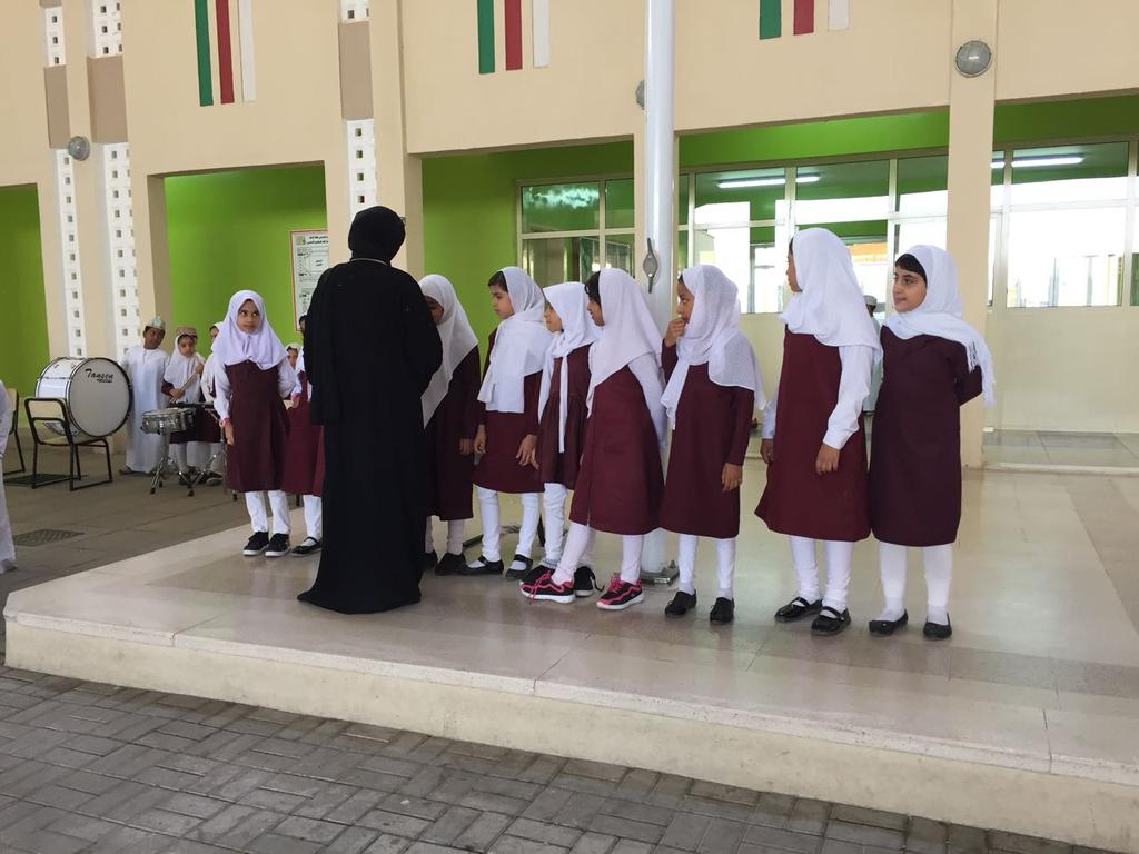 كرمت الاستاذة : آمنة البلوشية مديرة المدرسة فريق #كرة_السلة في طابور الصباح و ذلك لتأهلهم على مدارس ولايةلوى و شناص وحصولهم على المركز الأول