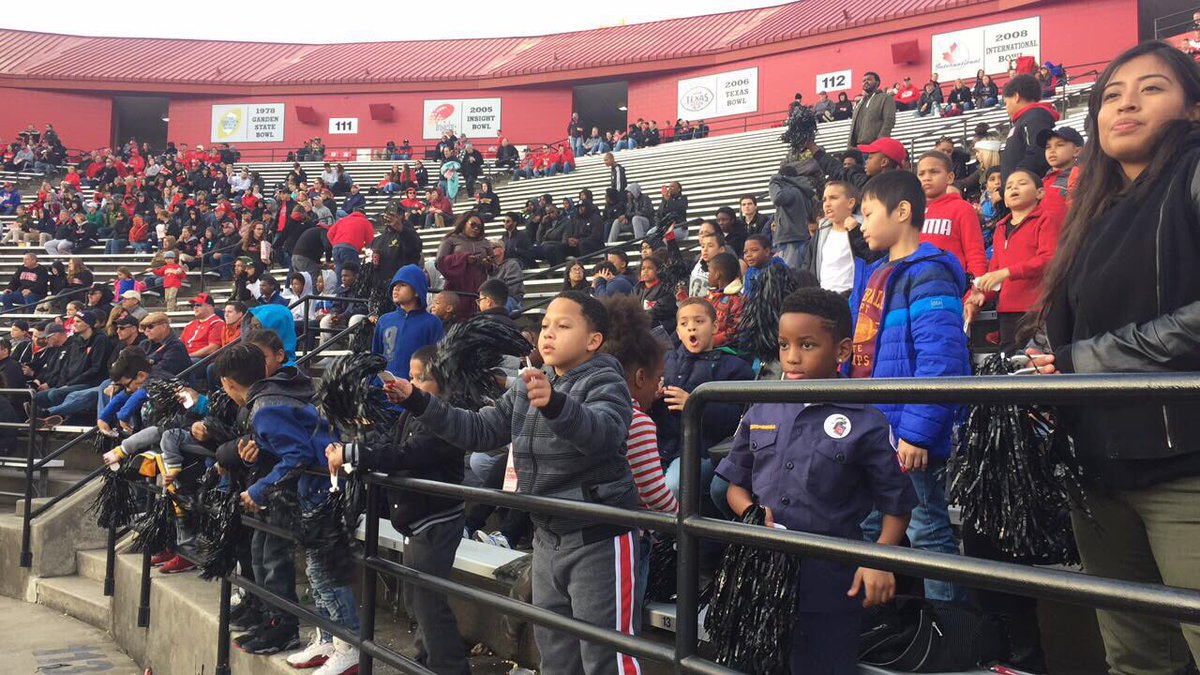 JosephNeisha's tweet image. Scoutreach kids at the Rutgers University Football Game!!! A special thanks to @RUAthletics!!! @EthanDraddy