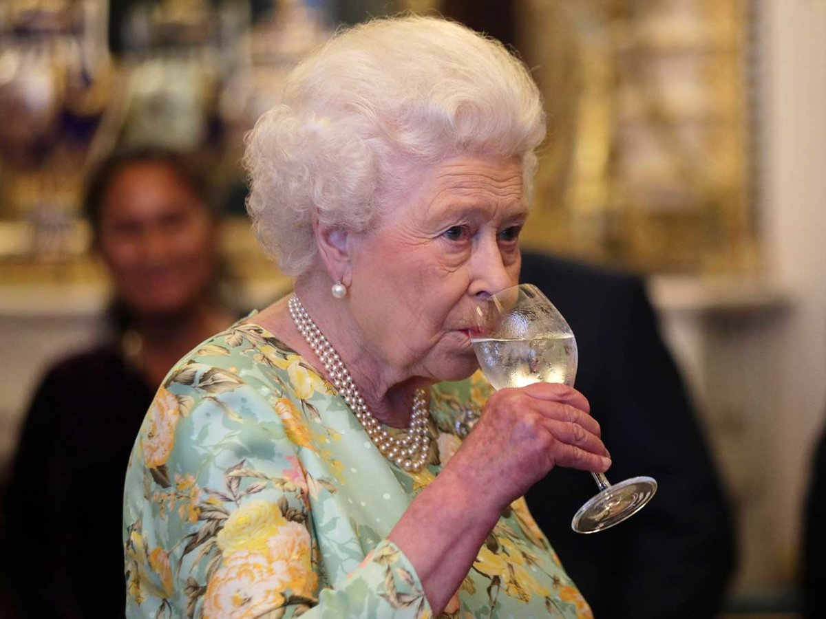 The Queen of England enjoys four cocktails every day. trib.al/XIhGgr0