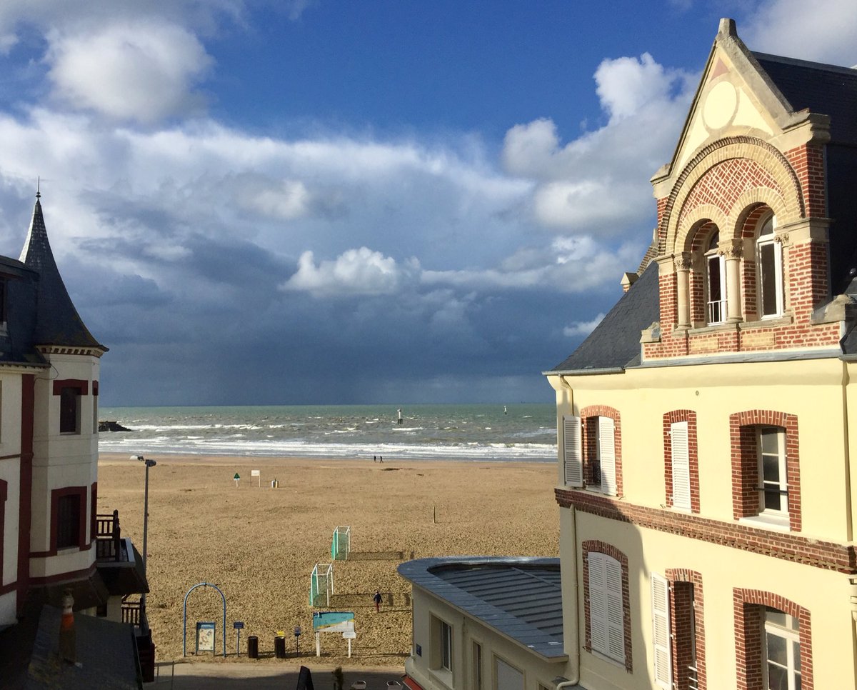 Grandes marées 🌊 à #trouville #Normandie #Normandy #MagnifiqueFrance <a href="/TrouvDeauville/">Trouville Deauville</a>