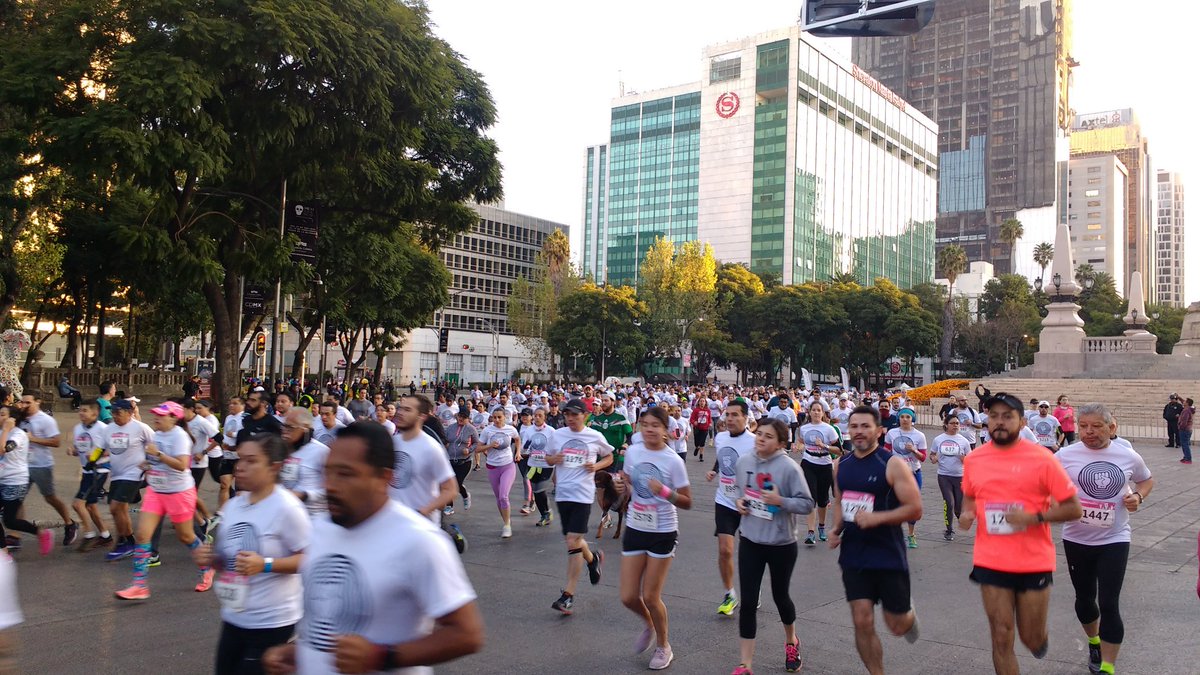 CorroPorMexico's tweet photo. Tras la cuenta regresiva, los corredores arrancan por México #CorroXMéxico https://t.co/NiFw7FOTzL