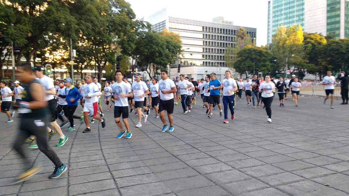 CorroPorMexico's tweet photo. Tras la cuenta regresiva, los corredores arrancan por México #CorroXMéxico https://t.co/NiFw7FOTzL