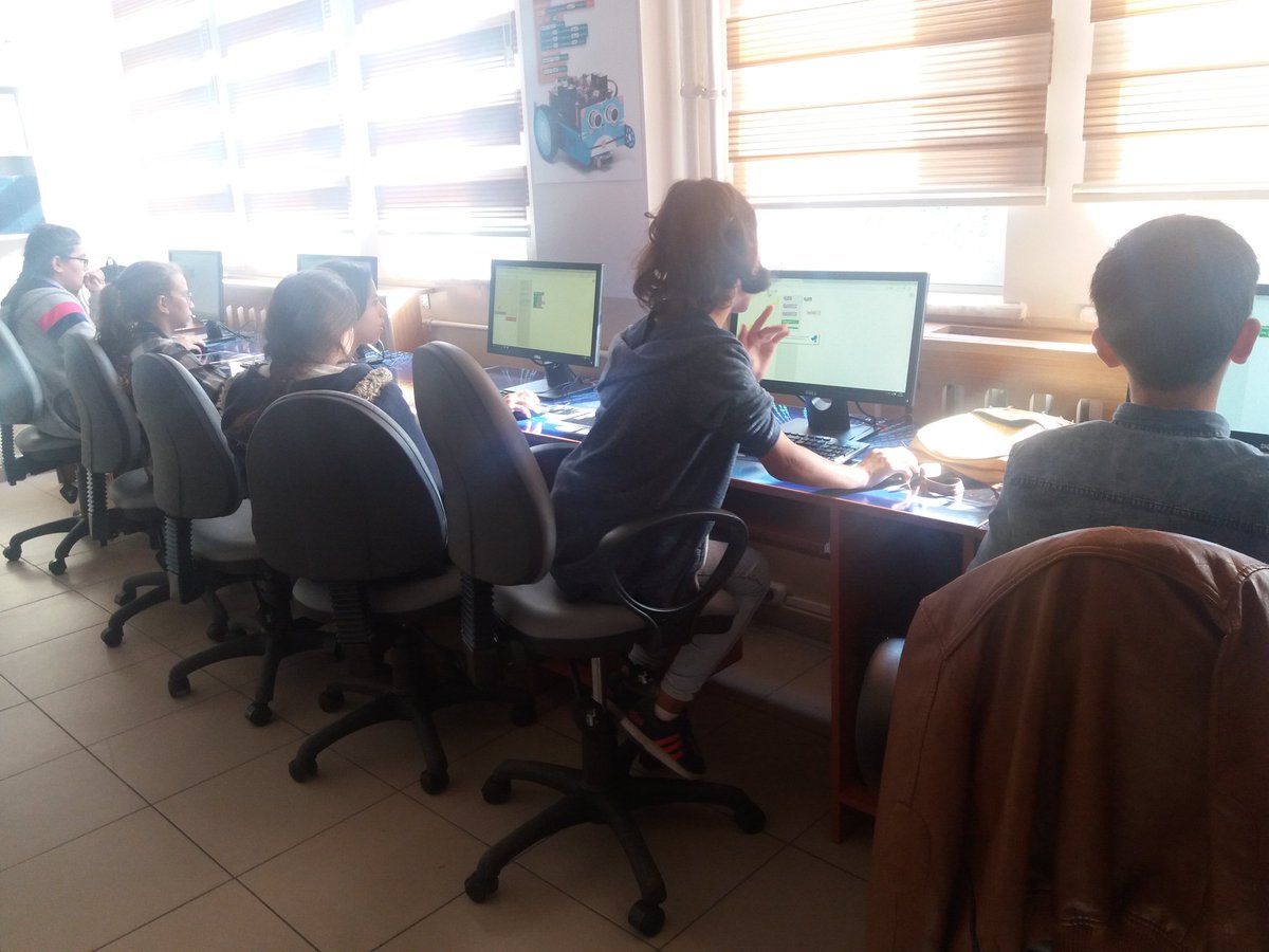 <a href="/kodlarsin/">Kodl(A)rsin</a>  Kodlama Sınıfında Öğrencilerimiz Blockly Ile Hem Blok Tabanli Programlama Ogreniyor Hem De Egleniyor.